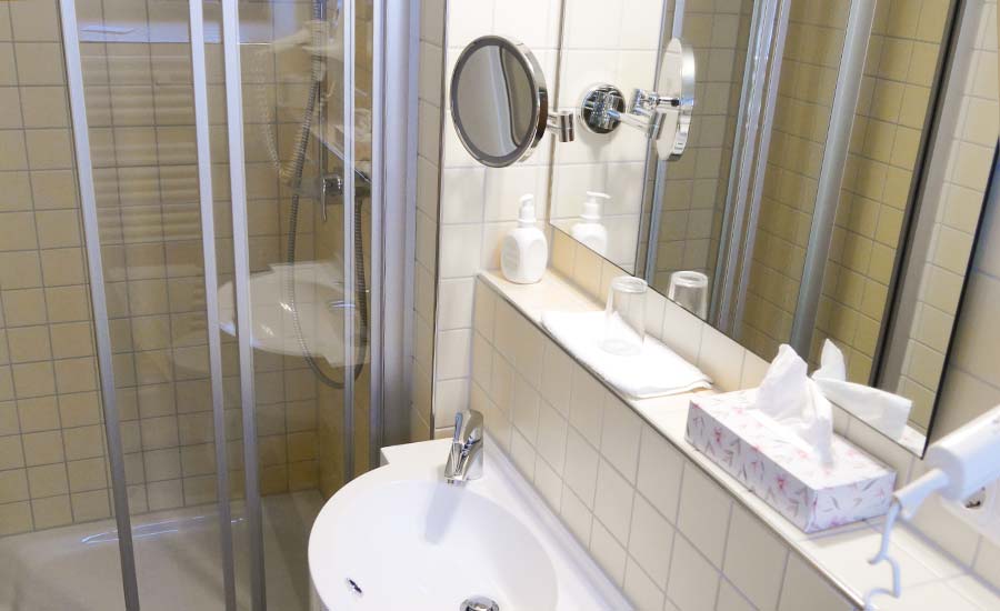 Zimmer 22, Heinrich Pöppel, Einzelzimmer