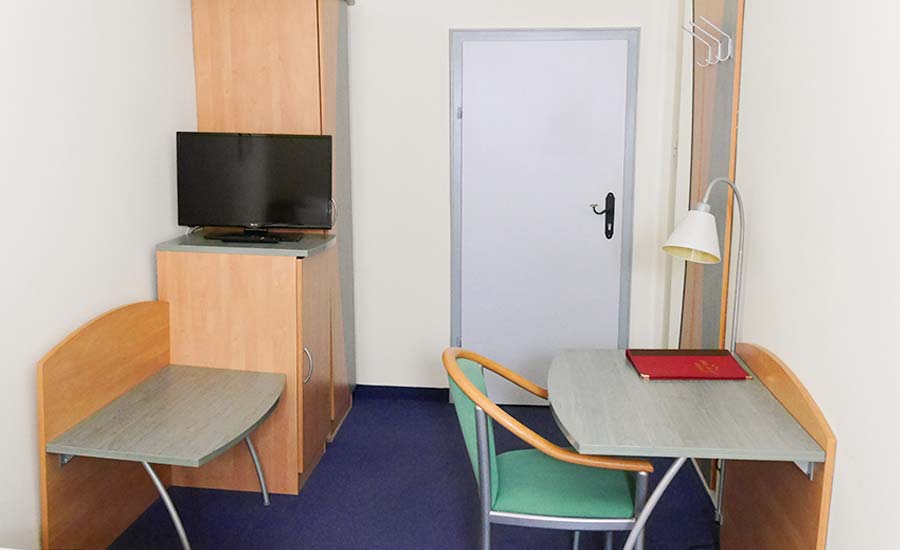 Zimmer 22, Heinrich Pöppel, Einzelzimmer